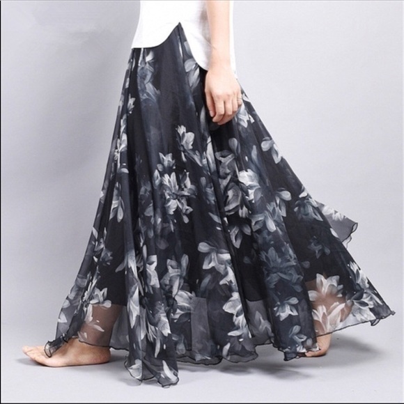 Trendy Maxi Skirt Black & White - Picture 2 of 6